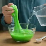 Come si crea lo slime? I passaggi scientifici che spiegano la consistenza perfetta